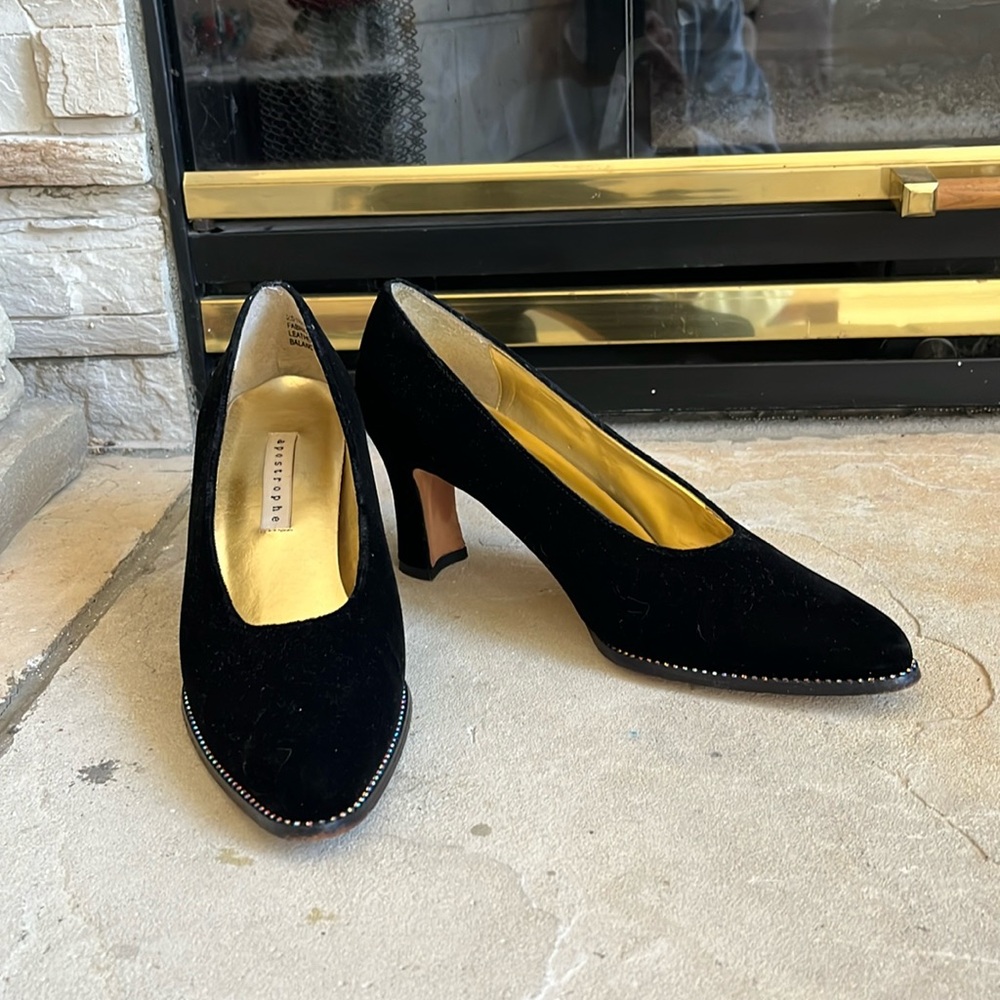 Black velvet Apastrophe pumps with chuncky heels sz 8.5